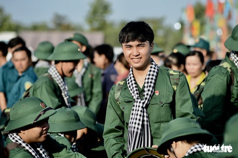 Nụ cười tân binh TP.HCM trước giờ nhập ngũ - Ảnh 3. Nụ cười tân binh TP.HCM trước giờ nhập ngũ - Ảnh 3.