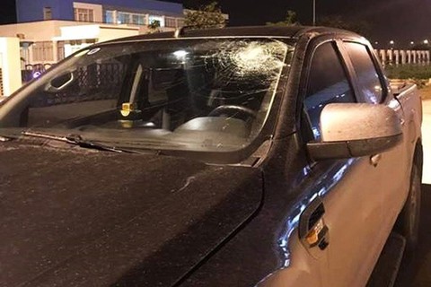 Triệu tập thanh niên ném chai nước vào kính ôtô trên cao tốc - Ảnh 3. Triệu tập thanh niên ném chai nước vào kính ôtô trên cao tốc - Ảnh 3.