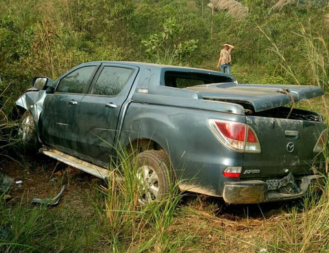 Liên tiếp 2 ôtô mất lái, lật ngang trên cao tốc Nội Bài - Lào Cai - Ảnh 1. Liên tiếp 2 ôtô mất lái, lật ngang trên cao tốc Nội Bài - Lào Cai - Ảnh 1.