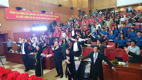 Tập thể dục giữa giờ, tại sao không? - Ảnh 1. Tập thể dục giữa giờ, tại sao không? - Ảnh 1.