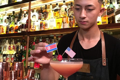 Các quán Hà Nội lâng lâng theo thượng đỉnh Mỹ - Triều - Ảnh 3. Các quán Hà Nội lâng lâng theo thượng đỉnh Mỹ - Triều - Ảnh 3.