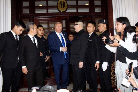 ‘Bản sao Kim Jong Un’ xuất hiện rạng rỡ tại Hà Nội - Ảnh 3. ‘Bản sao Kim Jong Un’ xuất hiện rạng rỡ tại Hà Nội - Ảnh 3.