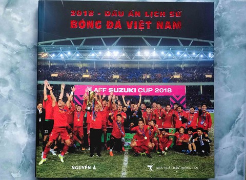 Nghệ sĩ nhiếp ảnh Nguyễn Á ra mắt sách ảnh 2018 - Dấu ấn lịch sử bóng đá Việt Nam tại TP.HCM - Ảnh 1. Nghệ sĩ nhiếp ảnh Nguyễn Á ra mắt sách ảnh 2018 - Dấu ấn lịch sử bóng đá Việt Nam tại TP.HCM - Ảnh 1.