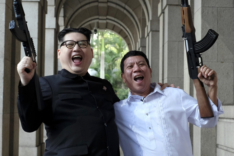 Thu nhập khủng của cặp đôi giả ông Un và ông Trump - Ảnh 3. Thu nhập khủng của cặp đôi giả ông Un và ông Trump - Ảnh 3.