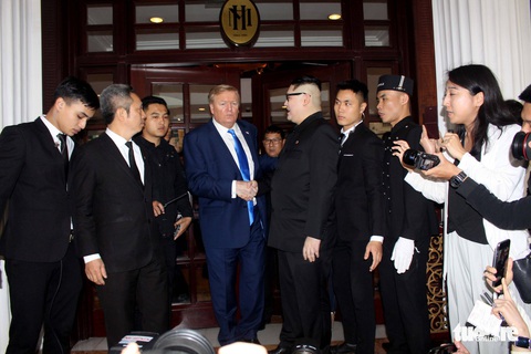 Hai ông Trump và Kim giả đã bắt tay nhau tại Hà Nội - Ảnh 9. Hai ông Trump và Kim giả đã bắt tay nhau tại Hà Nội - Ảnh 9.