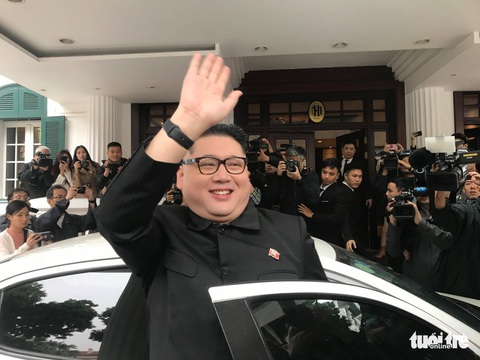 ‘Bản sao Kim Jong Un’ xuất hiện rạng rỡ tại Hà Nội - Ảnh 1. ‘Bản sao Kim Jong Un’ xuất hiện rạng rỡ tại Hà Nội - Ảnh 1.