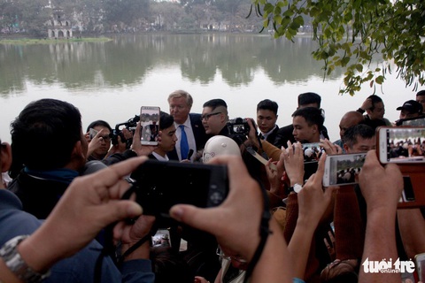 Dân Hà Nội vui đón hai ông Trump và Kim giả dạo chơi bờ hồ - Ảnh 3. Dân Hà Nội vui đón hai ông Trump và Kim giả dạo chơi bờ hồ - Ảnh 3.