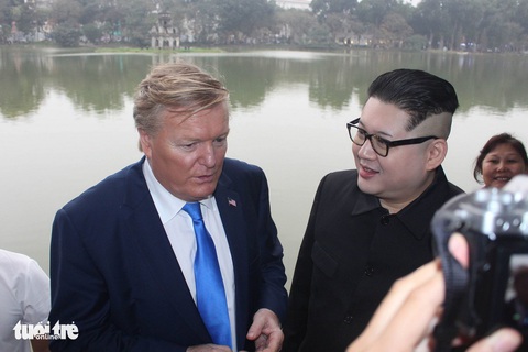Dân Hà Nội vui đón hai ông Trump và Kim giả dạo chơi bờ hồ - Ảnh 2. Dân Hà Nội vui đón hai ông Trump và Kim giả dạo chơi bờ hồ - Ảnh 2.