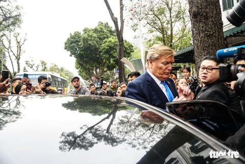 Hai ông Trump và Kim giả đã bắt tay nhau tại Hà Nội - Ảnh 2. Hai ông Trump và Kim giả đã bắt tay nhau tại Hà Nội - Ảnh 2.