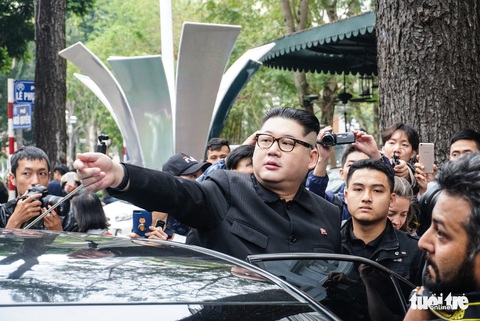 Hai ông Trump và Kim giả đã bắt tay nhau tại Hà Nội - Ảnh 4. Hai ông Trump và Kim giả đã bắt tay nhau tại Hà Nội - Ảnh 4.