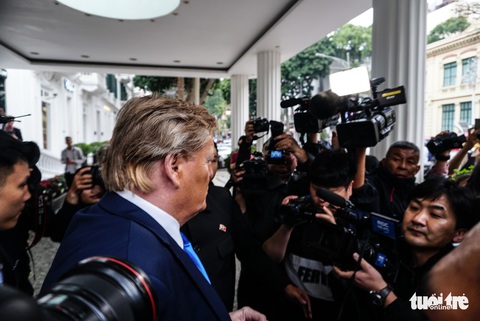 Hai ông Trump và Kim giả đã bắt tay nhau tại Hà Nội - Ảnh 5. Hai ông Trump và Kim giả đã bắt tay nhau tại Hà Nội - Ảnh 5.