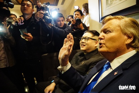 Hai ông Trump và Kim giả đã bắt tay nhau tại Hà Nội - Ảnh 6. Hai ông Trump và Kim giả đã bắt tay nhau tại Hà Nội - Ảnh 6.