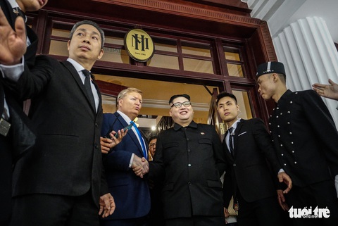 Hai ông Trump và Kim giả đã bắt tay nhau tại Hà Nội - Ảnh 7. Hai ông Trump và Kim giả đã bắt tay nhau tại Hà Nội - Ảnh 7.