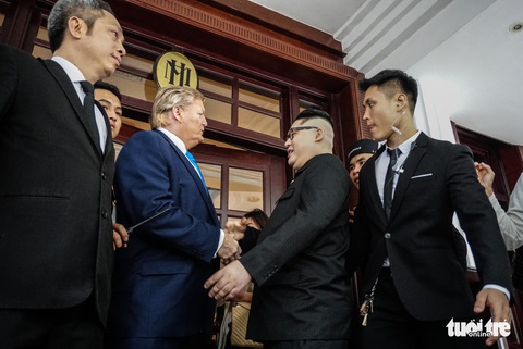 Hai ông Trump và Kim giả đã bắt tay nhau tại Hà Nội - Ảnh 8. Hai ông Trump và Kim giả đã bắt tay nhau tại Hà Nội - Ảnh 8.