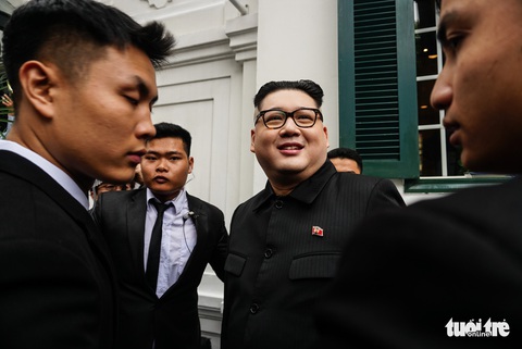 Hai ông Trump và Kim giả đã bắt tay nhau tại Hà Nội - Ảnh 10. Hai ông Trump và Kim giả đã bắt tay nhau tại Hà Nội - Ảnh 10.