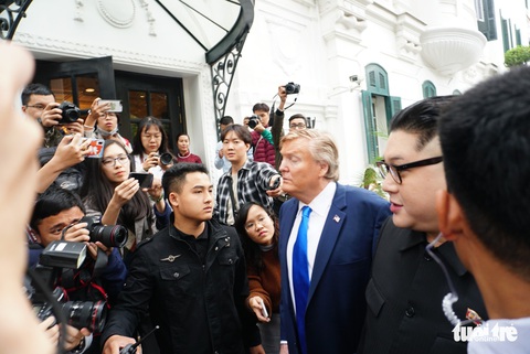 Hai ông Trump và Kim giả đã bắt tay nhau tại Hà Nội - Ảnh 11. Hai ông Trump và Kim giả đã bắt tay nhau tại Hà Nội - Ảnh 11.