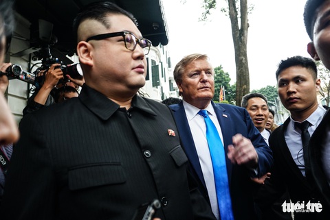 ‘Bản sao Kim Jong Un’ xuất hiện rạng rỡ tại Hà Nội - Ảnh 4. ‘Bản sao Kim Jong Un’ xuất hiện rạng rỡ tại Hà Nội - Ảnh 4.