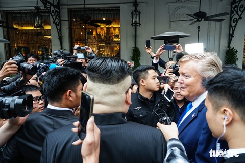 Hai ông Trump và Kim giả đã bắt tay nhau tại Hà Nội - Ảnh 13. Hai ông Trump và Kim giả đã bắt tay nhau tại Hà Nội - Ảnh 13.