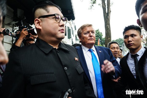 Ông Trump giả ở Hà Nội không phải ông Trump giả ở Singapore - Ảnh 1. Ông Trump giả ở Hà Nội không phải ông Trump giả ở Singapore - Ảnh 1.
