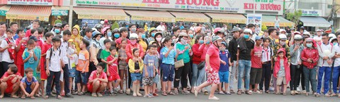 5.000 bà con Long Xuyên coi HLV Park Hang Seo dạy thiếu nhi đá banh - Ảnh 2. 5.000 bà con Long Xuyên coi HLV Park Hang Seo dạy thiếu nhi đá banh - Ảnh 2.