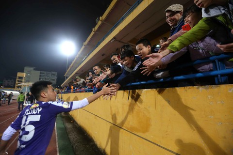 HLV Lee Young Jin dự khán trận Hà Nội - Than Quảng Ninh - Ảnh 7. HLV Lee Young Jin dự khán trận Hà Nội - Than Quảng Ninh - Ảnh 7.