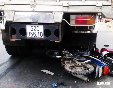 Tai nạn liên hoàn trên quốc lộ 62, nhiều người nhập viện - Ảnh 1. Tai nạn liên hoàn trên quốc lộ 62, nhiều người nhập viện - Ảnh 1.