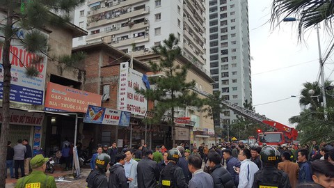 Đưa xe thang, xe cẩu giải cứu 2 thiếu nữ bị 1 thanh niên khống chế - Ảnh 3. Đưa xe thang, xe cẩu giải cứu 2 thiếu nữ bị 1 thanh niên khống chế - Ảnh 3.