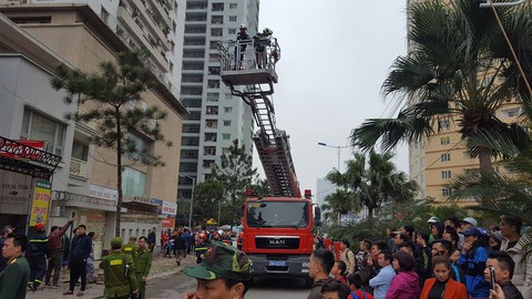 Đưa xe thang, xe cẩu giải cứu 2 thiếu nữ bị 1 thanh niên khống chế - Ảnh 1. Đưa xe thang, xe cẩu giải cứu 2 thiếu nữ bị 1 thanh niên khống chế - Ảnh 1.