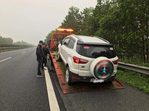 Ôtô va đá vỡ hộp số, gãy càng, rách lốp... trên đường cao tốc - Ảnh 3. Ôtô va đá vỡ hộp số, gãy càng, rách lốp... trên đường cao tốc - Ảnh 3.