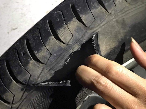 Ôtô va đá vỡ hộp số, gãy càng, rách lốp... trên đường cao tốc - Ảnh 5. Ôtô va đá vỡ hộp số, gãy càng, rách lốp... trên đường cao tốc - Ảnh 5.
