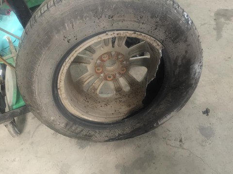 Ôtô va đá vỡ hộp số, gãy càng, rách lốp... trên đường cao tốc - Ảnh 2. Ôtô va đá vỡ hộp số, gãy càng, rách lốp... trên đường cao tốc - Ảnh 2.