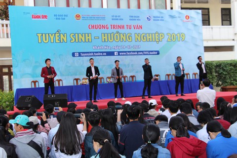 5.000 học sinh rộn ràng trong ngày tư vấn tuyển sinh tại Khánh Hòa - Ảnh 1. 5.000 học sinh rộn ràng trong ngày tư vấn tuyển sinh tại Khánh Hòa - Ảnh 1.