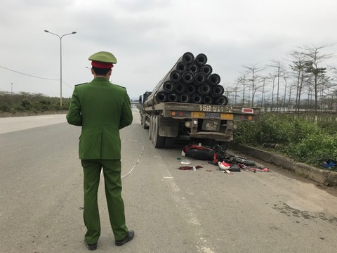 Xe container đi lùi đâm chết nữ sinh dừng xe máy ven đường - Ảnh 2. Xe container đi lùi đâm chết nữ sinh dừng xe máy ven đường - Ảnh 2.