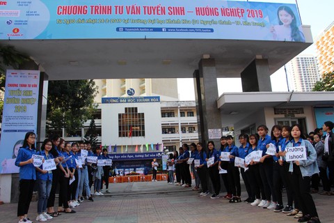 5.000 học sinh rộn ràng trong ngày tư vấn tuyển sinh tại Khánh Hòa - Ảnh 4. 5.000 học sinh rộn ràng trong ngày tư vấn tuyển sinh tại Khánh Hòa - Ảnh 4.