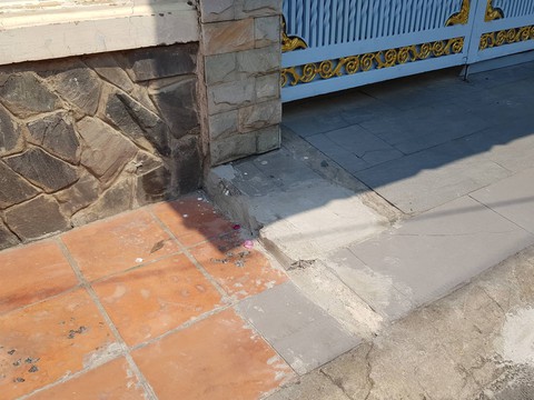Chôn hàng đinh nhọn rất nguy hiểm trên vỉa hè trước nhà - Ảnh 2. Chôn hàng đinh nhọn rất nguy hiểm trên vỉa hè trước nhà - Ảnh 2.