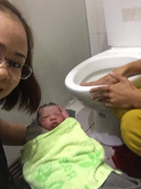 Nhân viên bến xe Miền Đông đỡ đẻ thành công trong nhà vệ sinh - Ảnh 1. Nhân viên bến xe Miền Đông đỡ đẻ thành công trong nhà vệ sinh - Ảnh 1.
