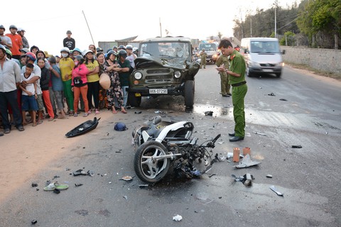 Tông trực diện xe jeep, 2 chiến sĩ phòng cháy chữa cháy tử vong - Ảnh 1. Tông trực diện xe jeep, 2 chiến sĩ phòng cháy chữa cháy tử vong - Ảnh 1.