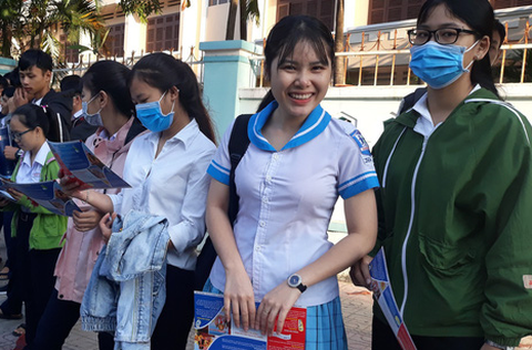5.000 học sinh rộn ràng trong ngày tư vấn tuyển sinh tại Khánh Hòa - Ảnh 5. 5.000 học sinh rộn ràng trong ngày tư vấn tuyển sinh tại Khánh Hòa - Ảnh 5.