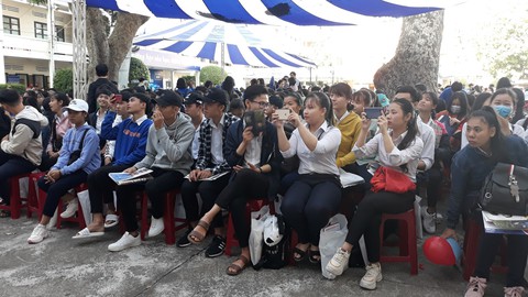 5.000 học sinh rộn ràng trong ngày tư vấn tuyển sinh tại Khánh Hòa - Ảnh 3. 5.000 học sinh rộn ràng trong ngày tư vấn tuyển sinh tại Khánh Hòa - Ảnh 3.