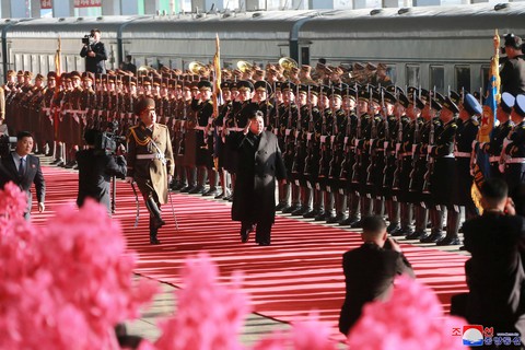 Ông Kim Jong Un sang Việt Nam cùng cô em gái - Ảnh 4. Ông Kim Jong Un sang Việt Nam cùng cô em gái - Ảnh 4.