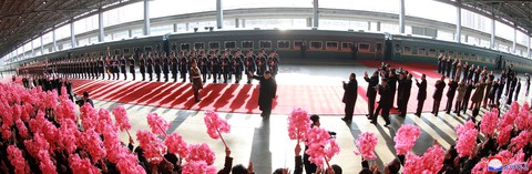 Ông Kim Jong Un sang Việt Nam cùng cô em gái - Ảnh 2. Ông Kim Jong Un sang Việt Nam cùng cô em gái - Ảnh 2.