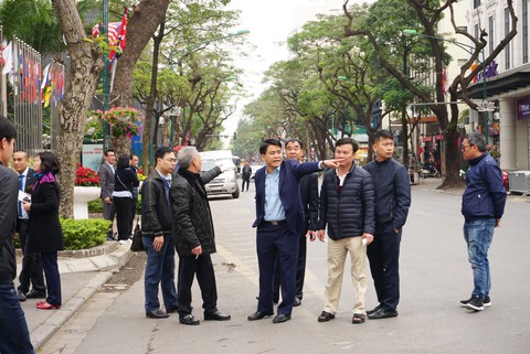 Chủ tịch Hà Nội kiểm tra các tuyến phố trước thềm thượng đỉnh - Ảnh 3. Chủ tịch Hà Nội kiểm tra các tuyến phố trước thềm thượng đỉnh - Ảnh 3.