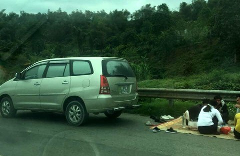 Lần thứ tư xuất hiện hình ảnh ngồi ăn trên cao tốc Nội Bài - Lào Cai - Ảnh 1. Lần thứ tư xuất hiện hình ảnh ngồi ăn trên cao tốc Nội Bài - Lào Cai - Ảnh 1.