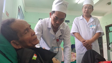 Người thầy thuốc sẽ được người Cơ Tu nhắc đến mãi mãi - Ảnh 1. Người thầy thuốc sẽ được người Cơ Tu nhắc đến mãi mãi - Ảnh 1.