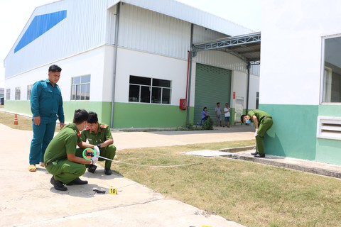 Điều tra vụ án mạng từ mâu thuẫn trong nhóm công nhân - Ảnh 2. Điều tra vụ án mạng từ mâu thuẫn trong nhóm công nhân - Ảnh 2.