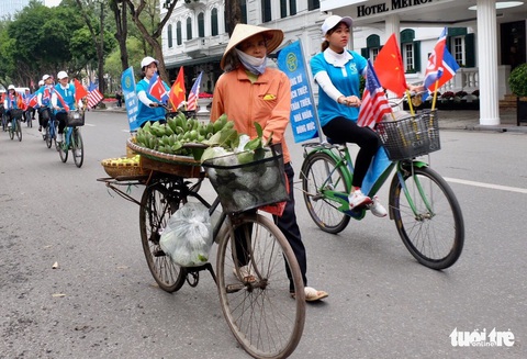 Đạp xe quanh trung tâm Hà Nội tuyên truyền ứng xử văn minh - Ảnh 1. Đạp xe quanh trung tâm Hà Nội tuyên truyền ứng xử văn minh - Ảnh 1.