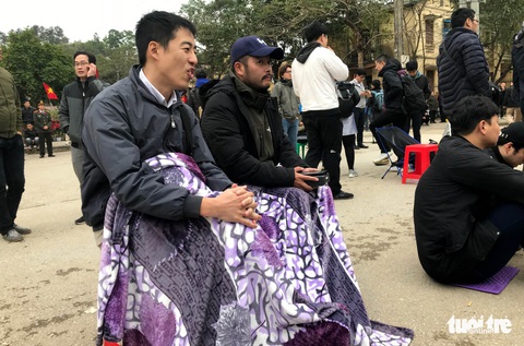 Hàng trăm phóng viên giữ chỗ ở Đồng Đăng chờ đón Chủ tịch Triều Tiên - Ảnh 4. Hàng trăm phóng viên giữ chỗ ở Đồng Đăng chờ đón Chủ tịch Triều Tiên - Ảnh 4.