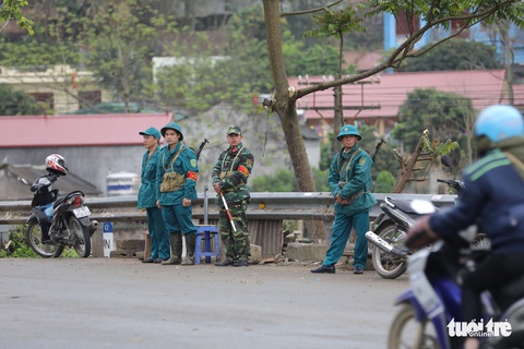 Chó nghiệp vụ, kiểm soát quân sự phong tỏa ga Đồng Đăng - Ảnh 9. Chó nghiệp vụ, kiểm soát quân sự phong tỏa ga Đồng Đăng - Ảnh 9.