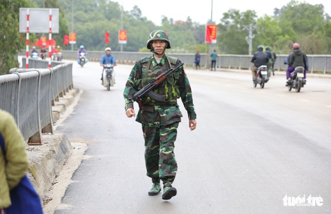 Chó nghiệp vụ, kiểm soát quân sự phong tỏa ga Đồng Đăng - Ảnh 6. Chó nghiệp vụ, kiểm soát quân sự phong tỏa ga Đồng Đăng - Ảnh 6.