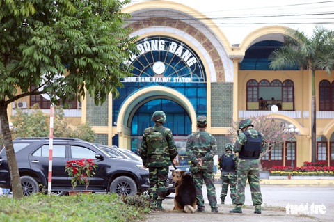 Chó nghiệp vụ, kiểm soát quân sự phong tỏa ga Đồng Đăng - Ảnh 1. Chó nghiệp vụ, kiểm soát quân sự phong tỏa ga Đồng Đăng - Ảnh 1.
